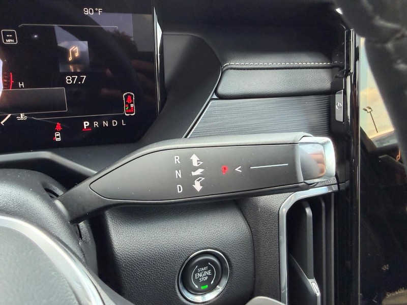 GMC Acadia Vehicle Full-screen Gallery Image 16