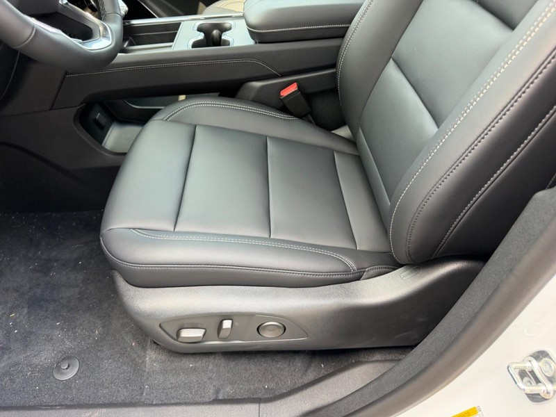 GMC Acadia Vehicle Full-screen Gallery Image 21