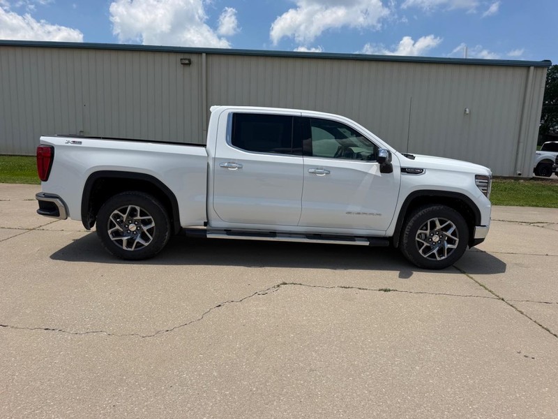 GMC Sierra 1500 Vehicle Full-screen Gallery Image 2
