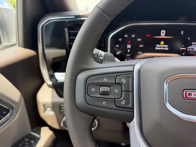 GMC Sierra 1500 Vehicle Full-screen Gallery Image 11