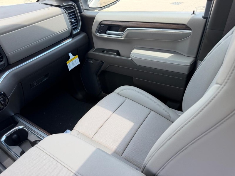 GMC Sierra 1500 Vehicle Full-screen Gallery Image 16
