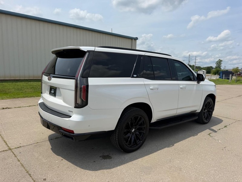 Cadillac Escalade Vehicle Full-screen Gallery Image 3