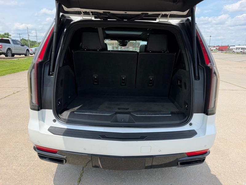 Cadillac Escalade Vehicle Full-screen Gallery Image 5