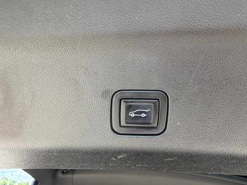 Cadillac Escalade Vehicle Full-screen Gallery Image 6