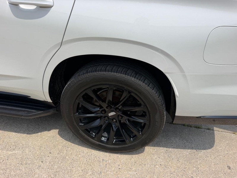 Cadillac Escalade Vehicle Full-screen Gallery Image 7