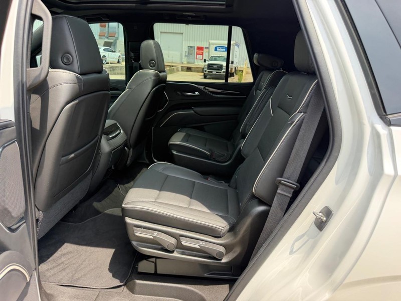 Cadillac Escalade Vehicle Full-screen Gallery Image 9