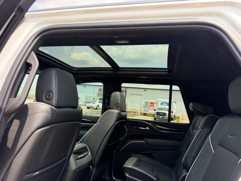 Cadillac Escalade Vehicle Full-screen Gallery Image 10