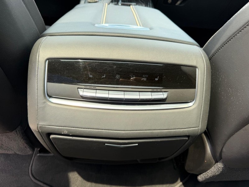 Cadillac Escalade Vehicle Full-screen Gallery Image 11