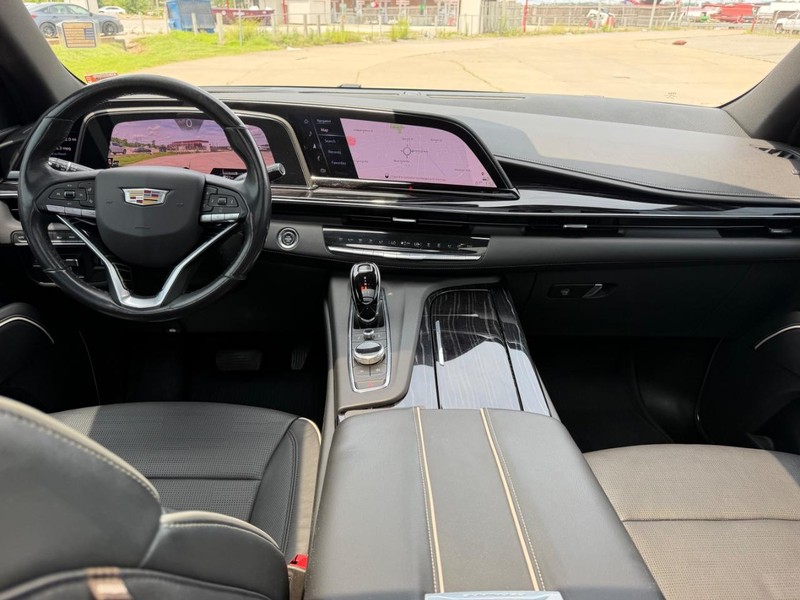 Cadillac Escalade Vehicle Full-screen Gallery Image 12