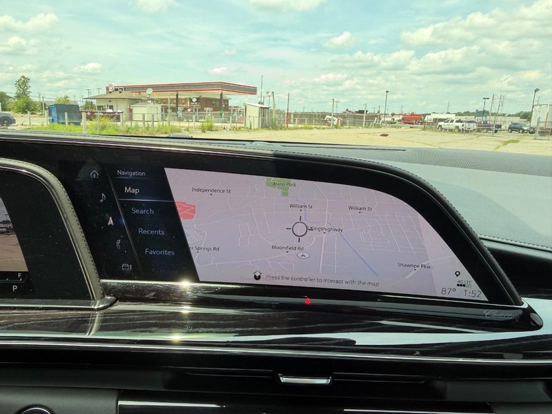 Cadillac Escalade Vehicle Full-screen Gallery Image 16