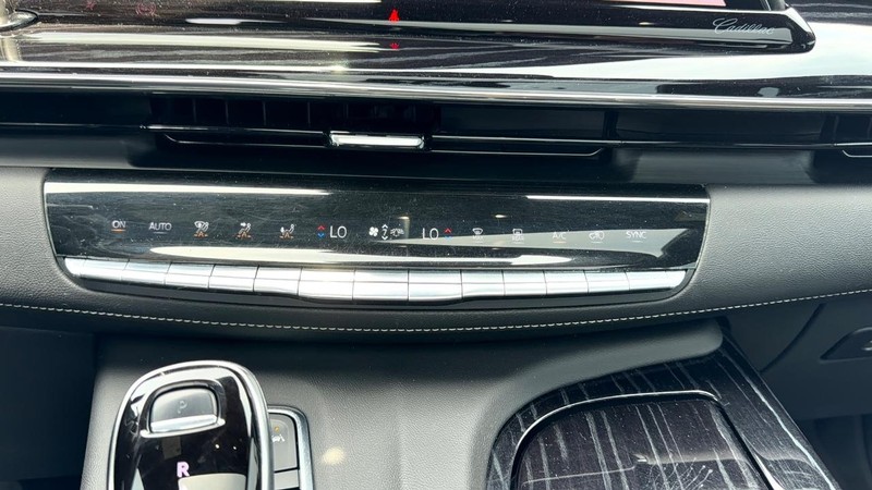 Cadillac Escalade Vehicle Full-screen Gallery Image 17