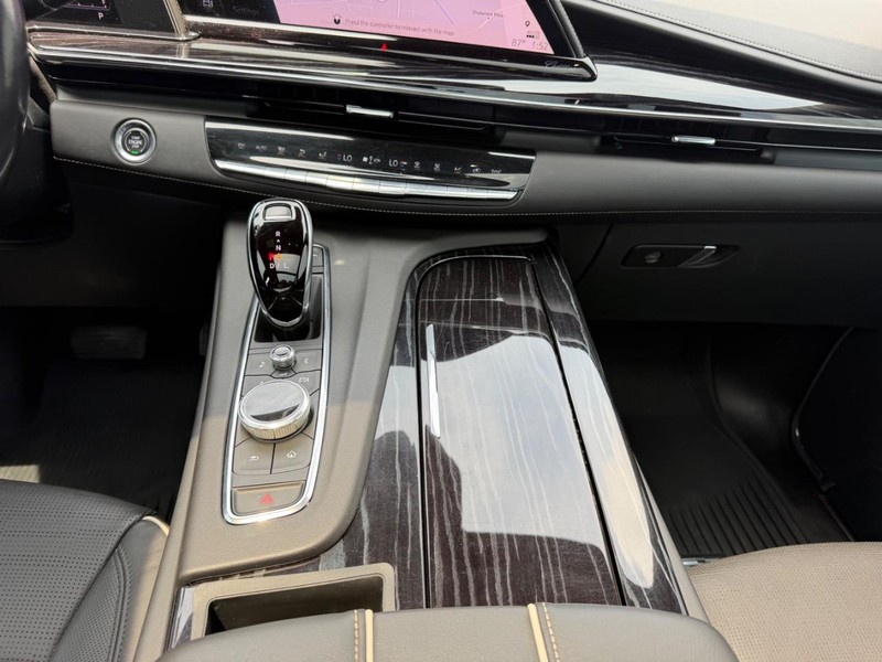 Cadillac Escalade Vehicle Full-screen Gallery Image 18
