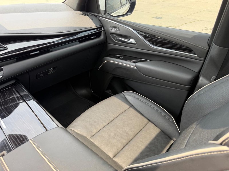 Cadillac Escalade Vehicle Full-screen Gallery Image 19
