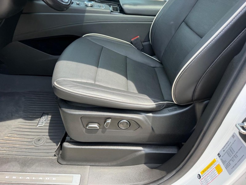 Cadillac Escalade Vehicle Full-screen Gallery Image 22