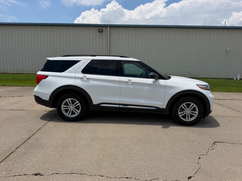 Ford Explorer Vehicle Full-screen Gallery Image 2