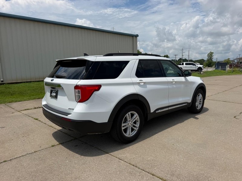 Ford Explorer Vehicle Full-screen Gallery Image 3