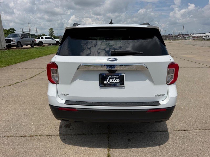 Ford Explorer Vehicle Full-screen Gallery Image 4