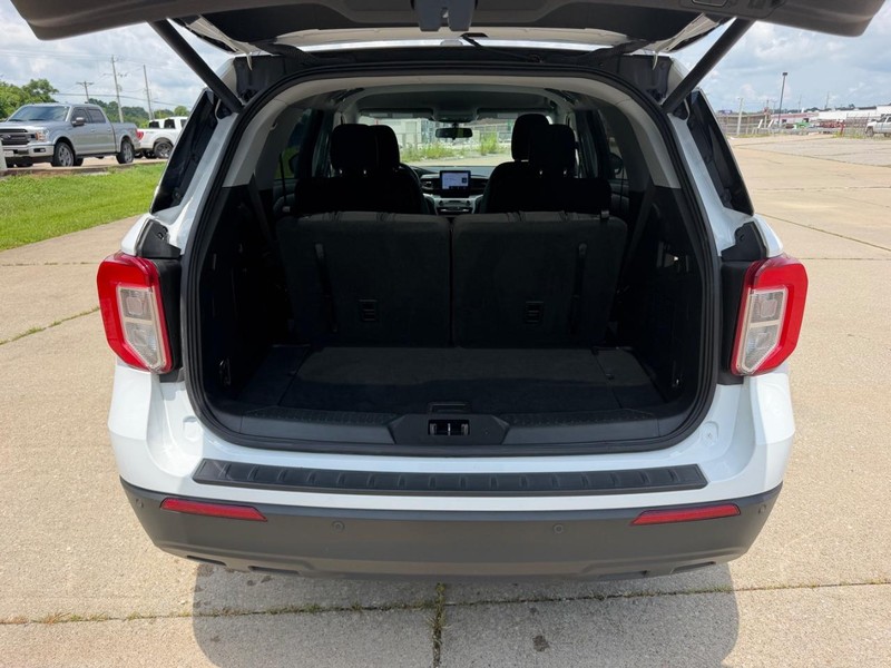 Ford Explorer Vehicle Full-screen Gallery Image 5