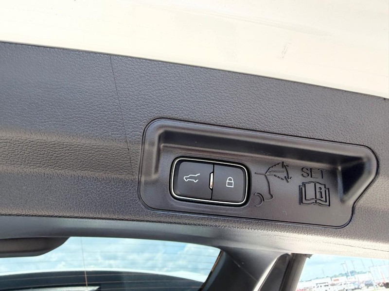 Ford Explorer Vehicle Full-screen Gallery Image 6