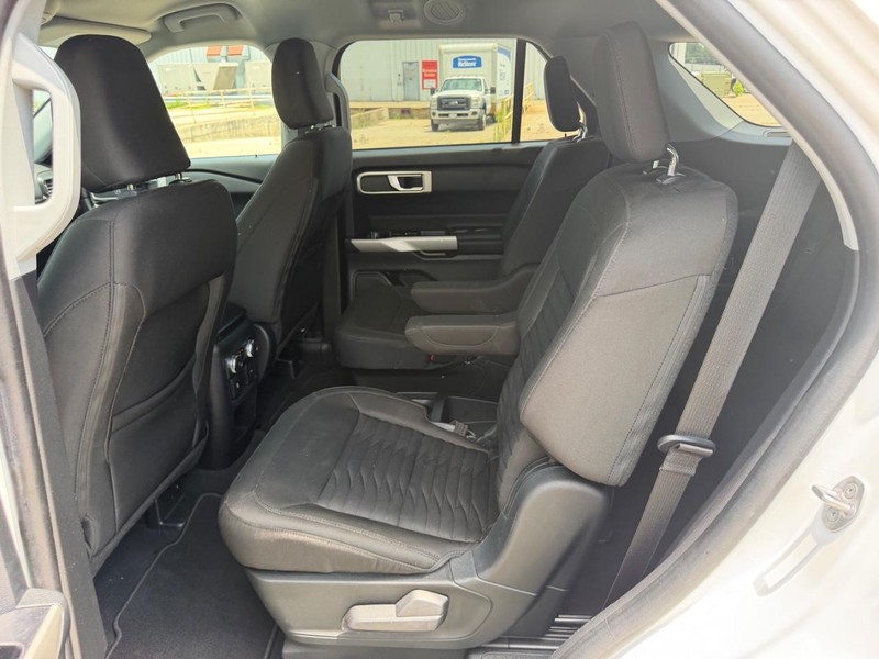 Ford Explorer Vehicle Full-screen Gallery Image 9