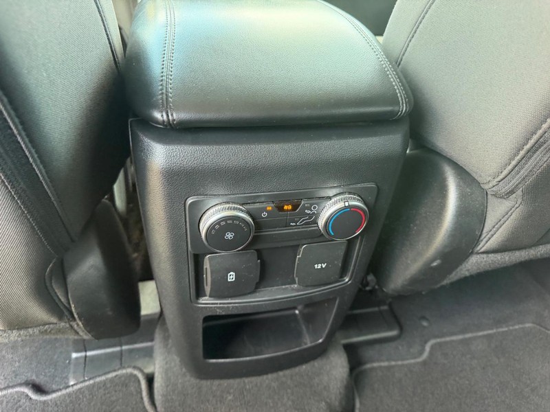 Ford Explorer Vehicle Full-screen Gallery Image 10