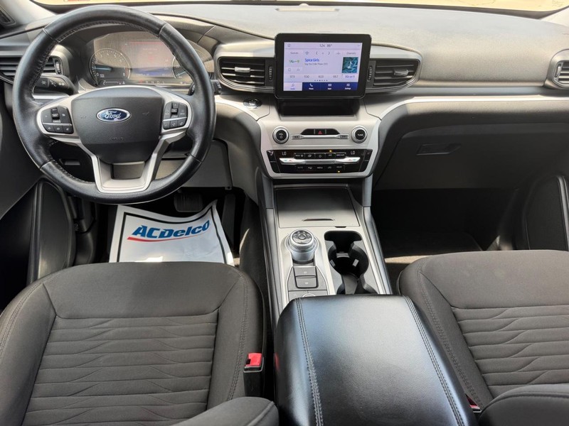 Ford Explorer Vehicle Full-screen Gallery Image 11