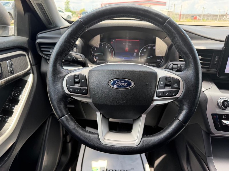 Ford Explorer Vehicle Full-screen Gallery Image 12