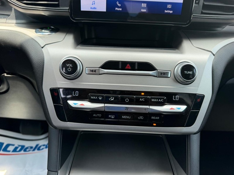 Ford Explorer Vehicle Full-screen Gallery Image 16