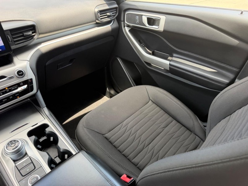 Ford Explorer Vehicle Full-screen Gallery Image 18