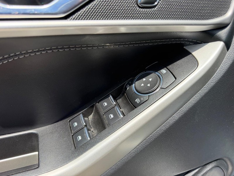 Ford Explorer Vehicle Full-screen Gallery Image 19