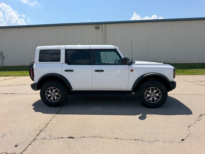 Ford Bronco Vehicle Full-screen Gallery Image 2