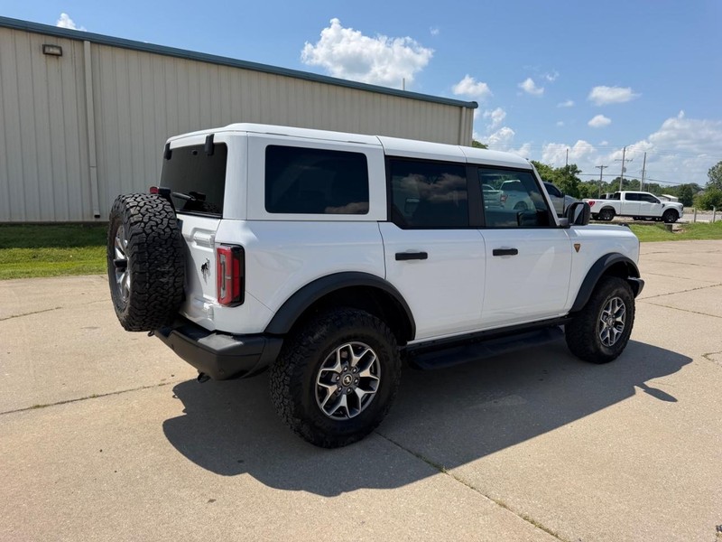 Ford Bronco Vehicle Full-screen Gallery Image 3
