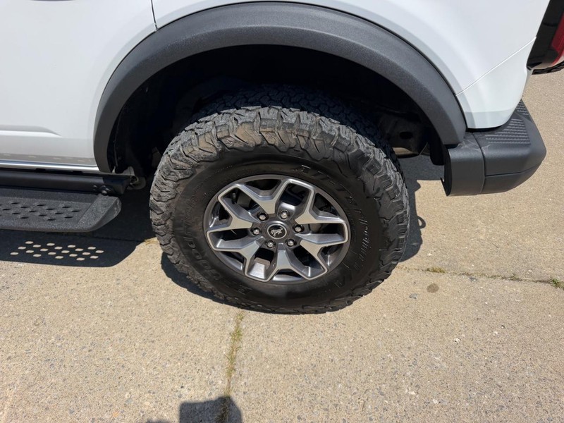 Ford Bronco Vehicle Full-screen Gallery Image 6