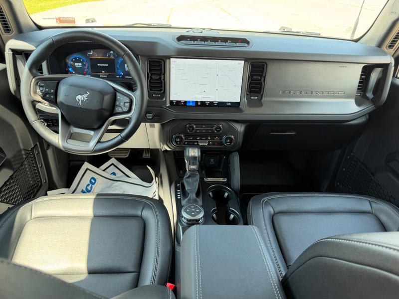 Ford Bronco Vehicle Full-screen Gallery Image 8