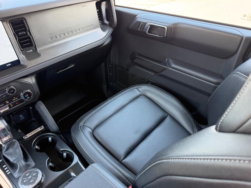 Ford Bronco Vehicle Full-screen Gallery Image 15