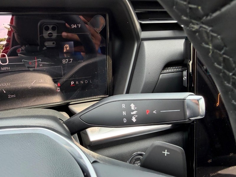 GMC Terrain Vehicle Full-screen Gallery Image 13