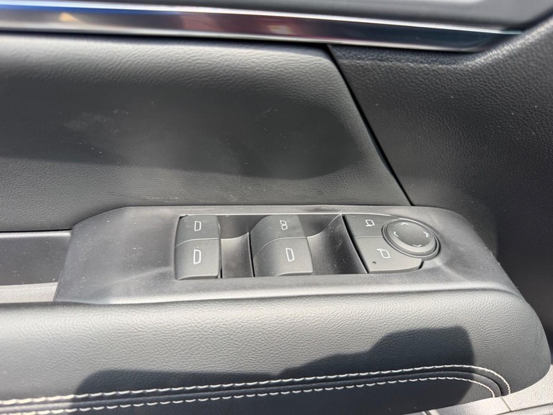 GMC Terrain Vehicle Full-screen Gallery Image 17