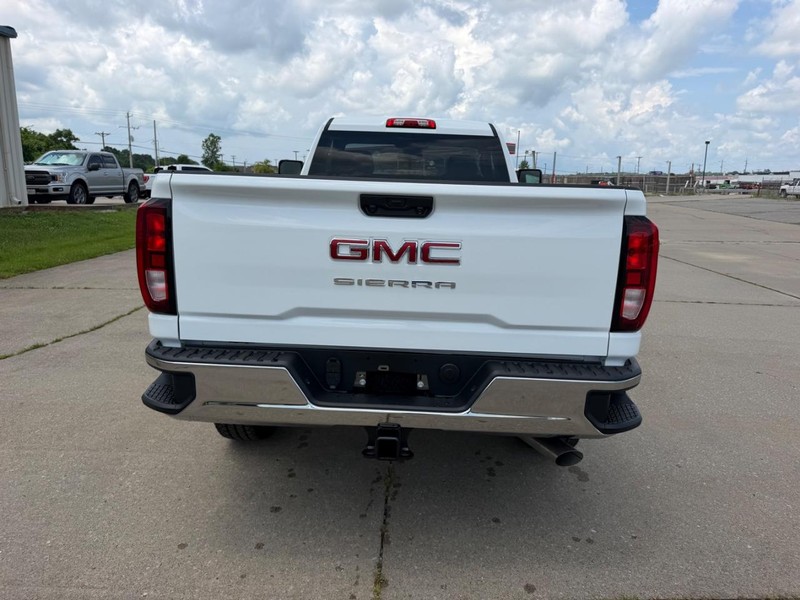 GMC Sierra 3500HD Vehicle Full-screen Gallery Image 4