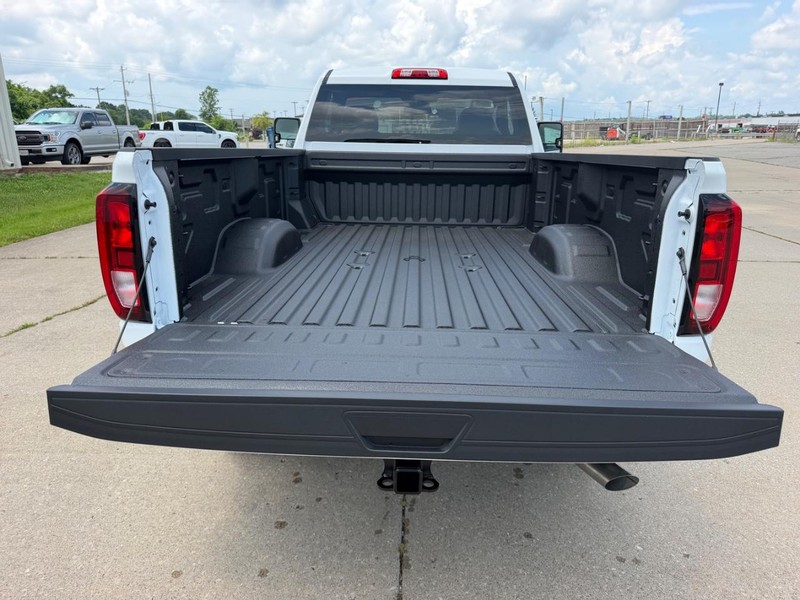 GMC Sierra 3500HD Vehicle Full-screen Gallery Image 5