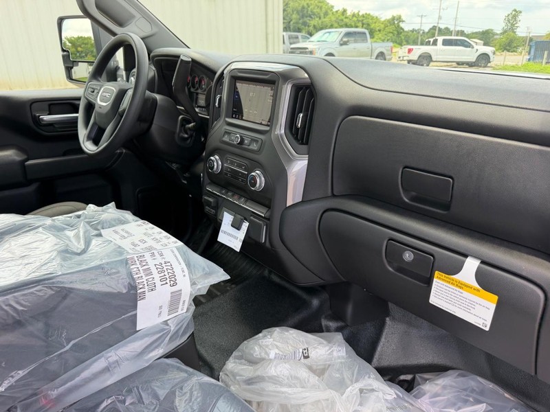 GMC Sierra 3500HD Vehicle Full-screen Gallery Image 7