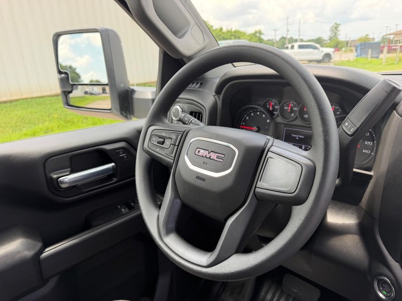 GMC Sierra 3500HD Vehicle Full-screen Gallery Image 8