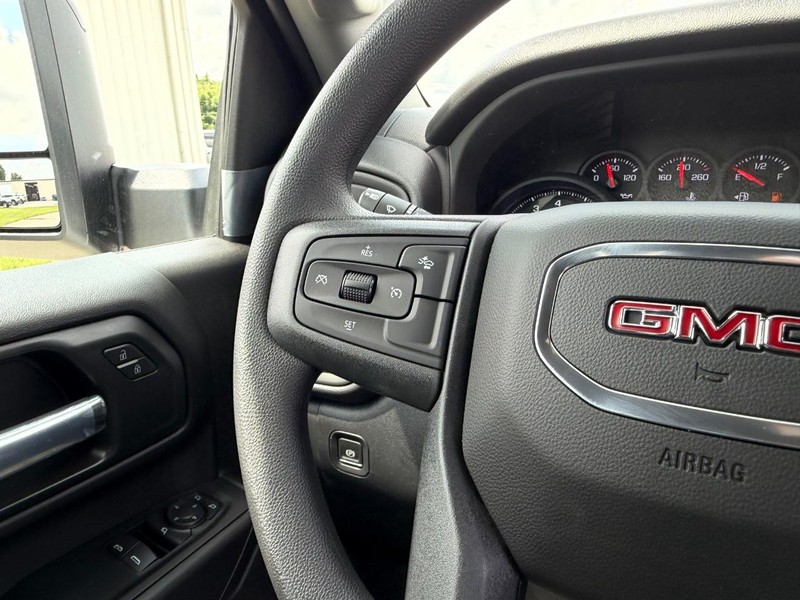 GMC Sierra 3500HD Vehicle Full-screen Gallery Image 9