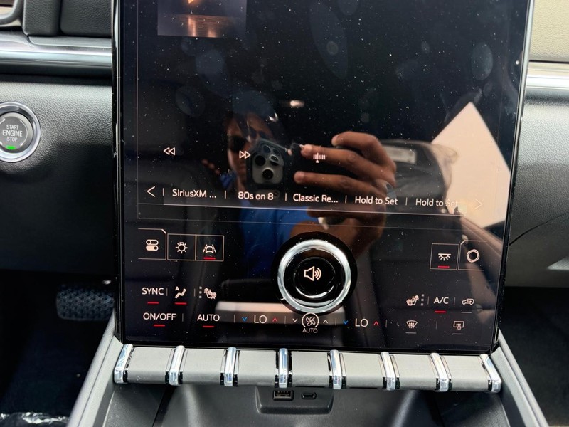 GMC Terrain Vehicle Full-screen Gallery Image 14