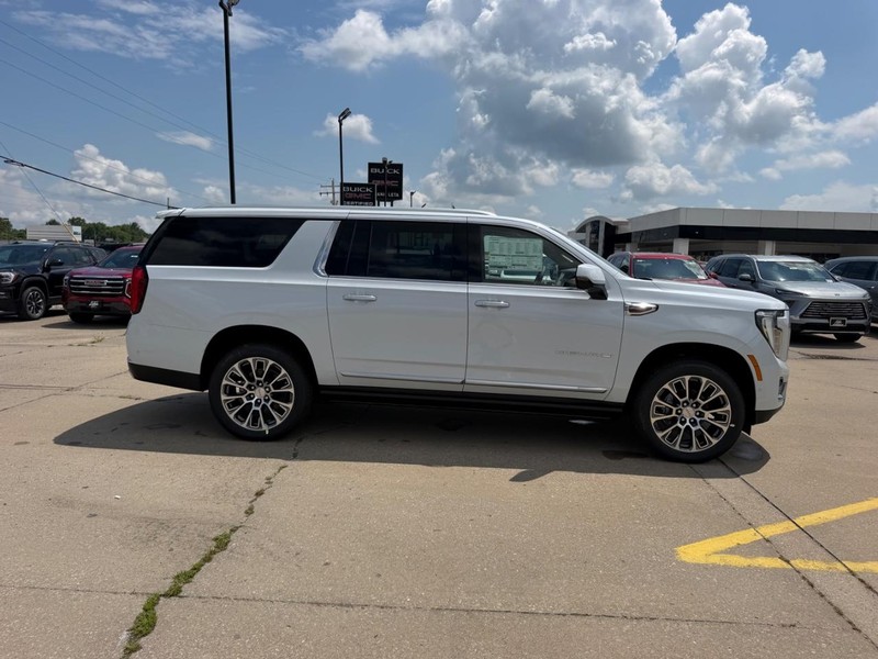 GMC Yukon XL Vehicle Full-screen Gallery Image 2