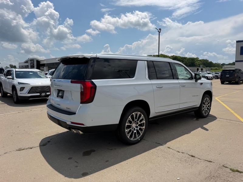 GMC Yukon XL Vehicle Full-screen Gallery Image 3