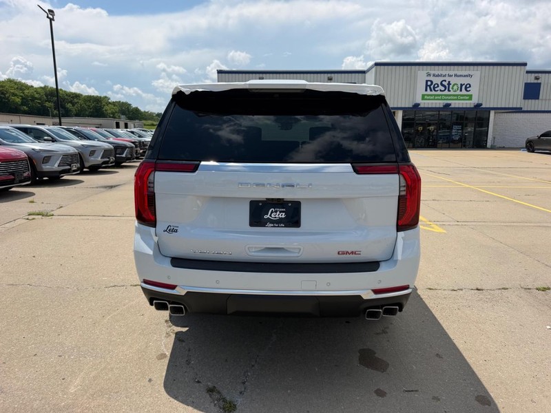 GMC Yukon XL Vehicle Full-screen Gallery Image 4