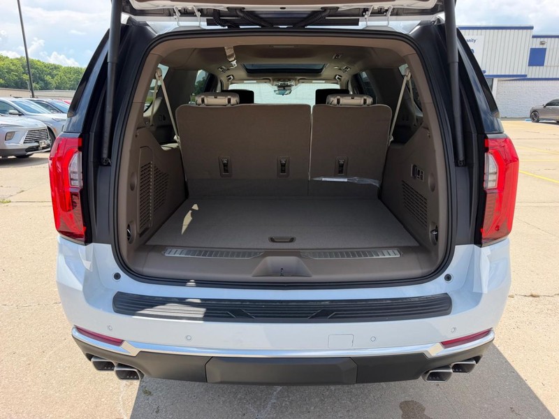 GMC Yukon XL Vehicle Full-screen Gallery Image 5