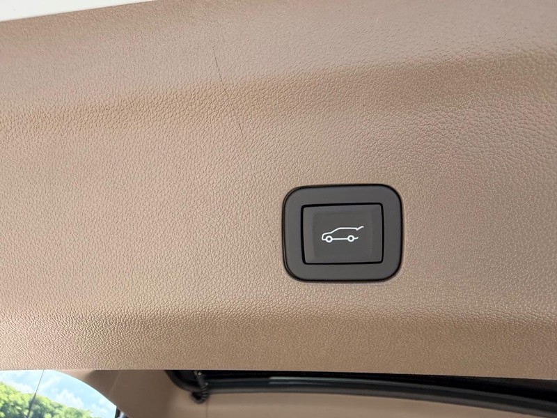 GMC Yukon XL Vehicle Full-screen Gallery Image 6