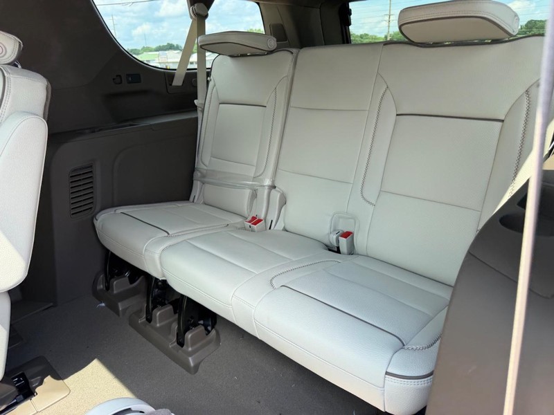 GMC Yukon XL Vehicle Full-screen Gallery Image 8