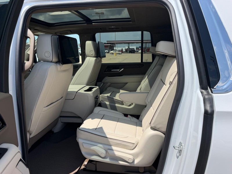 GMC Yukon XL Vehicle Full-screen Gallery Image 9